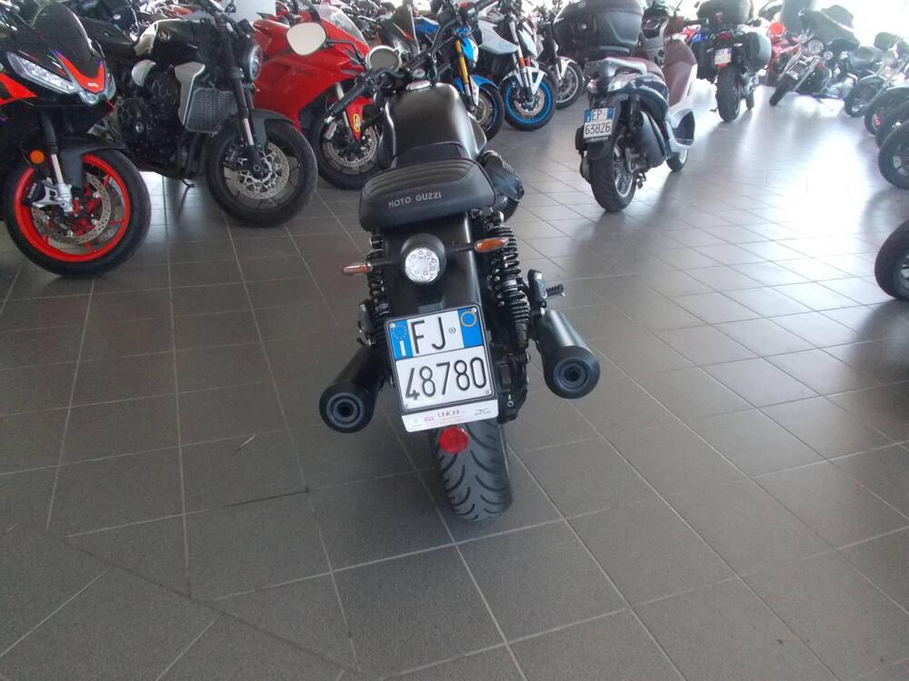Moto Guzzi V7 Stone (2021 - 24) (3)