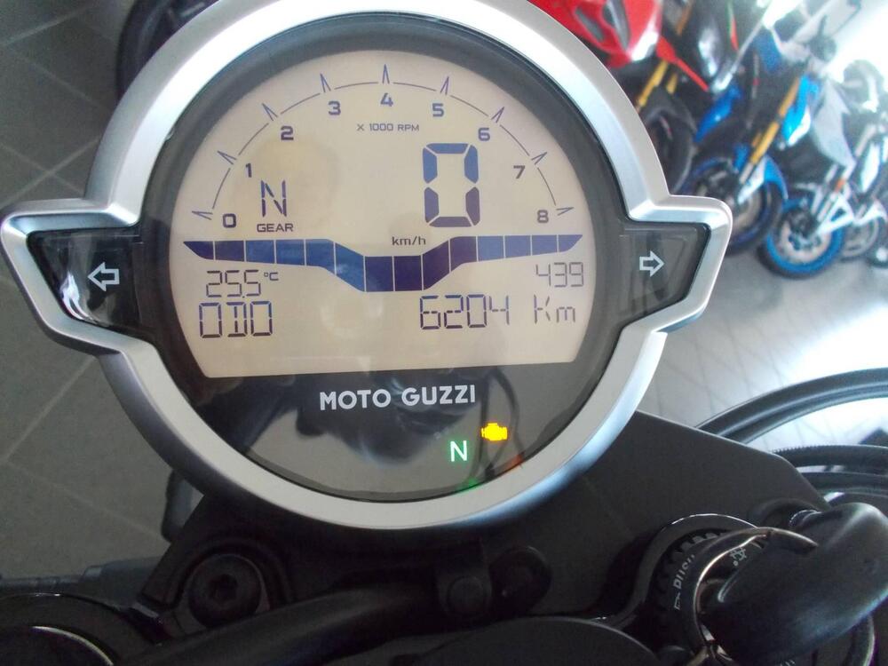 Moto Guzzi V7 Stone (2021 - 24) (6)