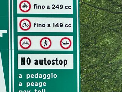 125 in autostrada. I cartelli sono ancora tutti sbagliati: si pu&ograve; andare o no?