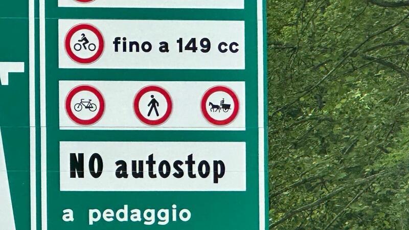125 in autostrada. I cartelli sono ancora tutti sbagliati: si pu&ograve; andare o no?
