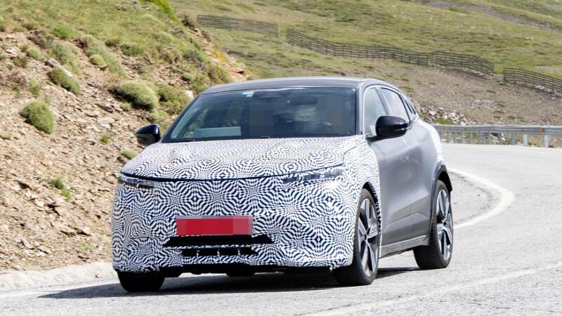 Renault Megane E-tech: aggiornamenti in arrivo, ma le vere novit&agrave; saranno sotto la carrozzeria [Foto Spia]