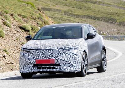 Renault Megane E-tech: aggiornamenti in arrivo, ma le vere novità saranno sotto la carrozzeria [Foto Spia]