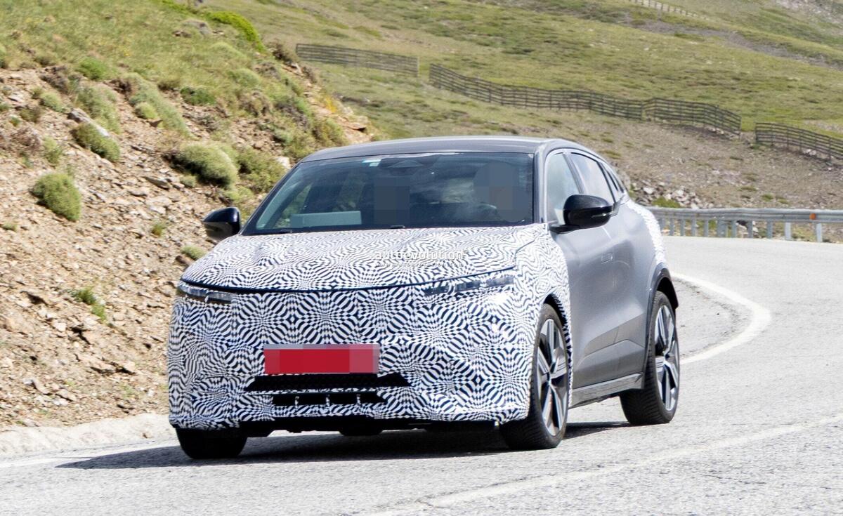 Renault Megane E-tech: aggiornamenti in arrivo, ma le vere novità saranno sotto la carrozzeria [Foto Spia]