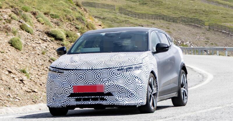 Renault Megane E-tech: aggiornamenti in arrivo, ma le vere novit&agrave; saranno sotto la carrozzeria [Foto Spia]