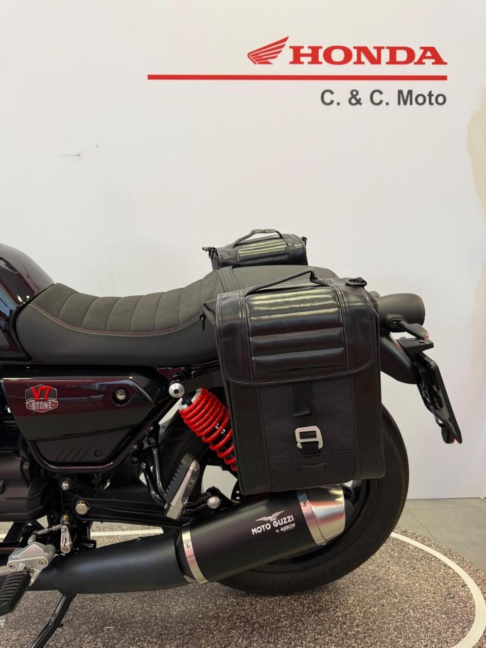 Moto Guzzi V7 Stone Special Edition (2022 - 25) (4)