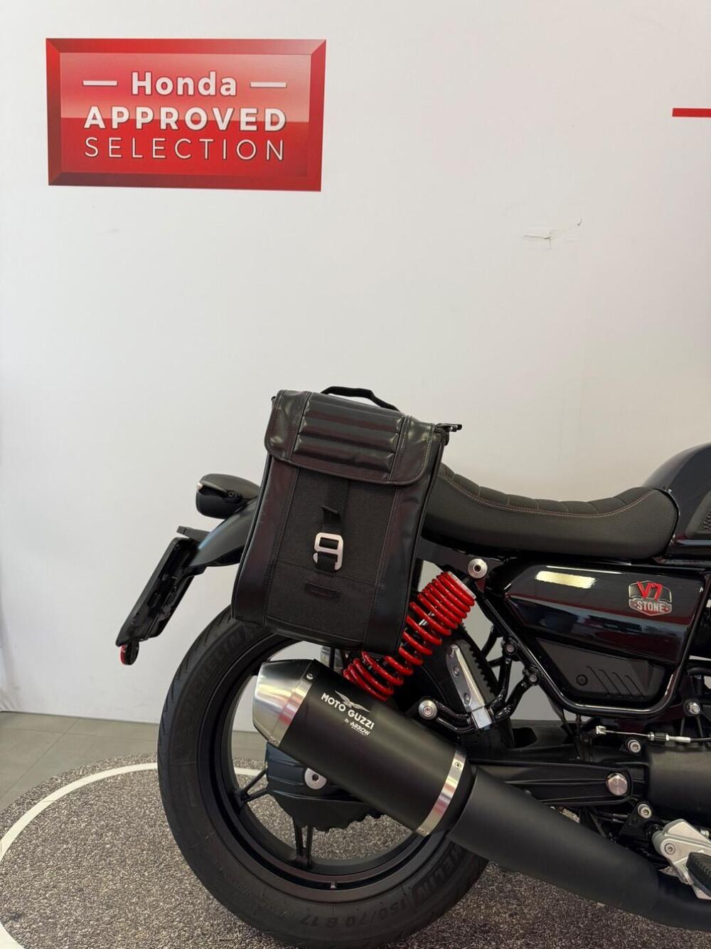 Moto Guzzi V7 Stone Special Edition (2022 - 25) (6)