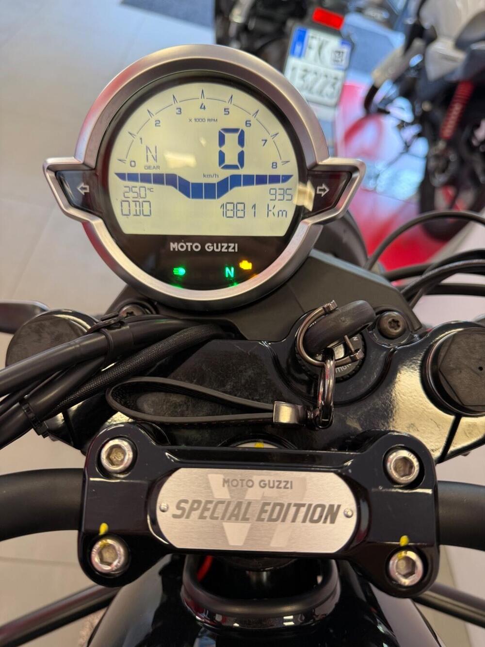 Moto Guzzi V7 Stone Special Edition (2022 - 25) (9)