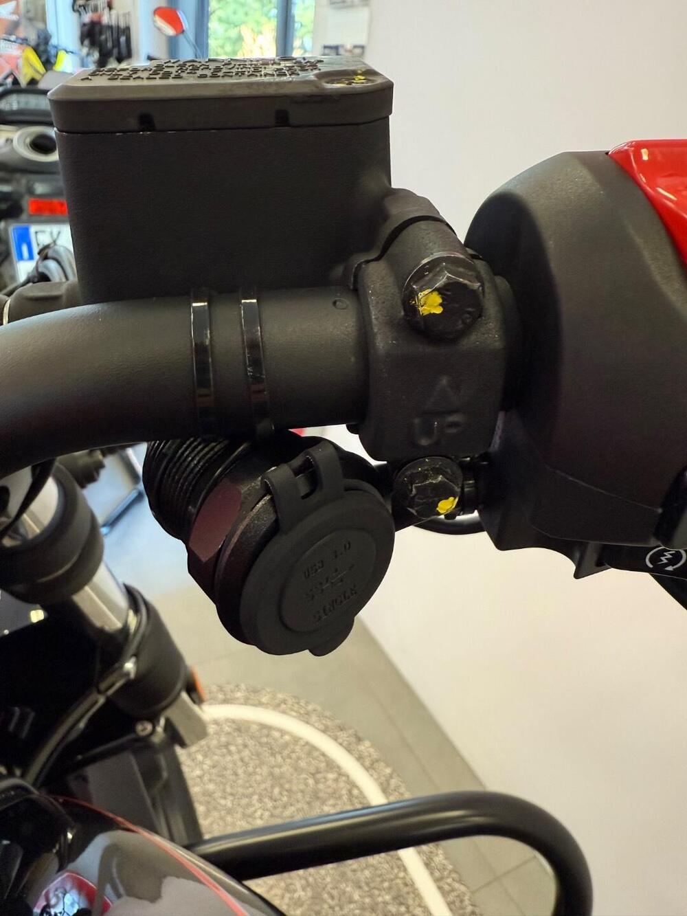 Moto Guzzi V7 Stone Special Edition (2022 - 25) (10)