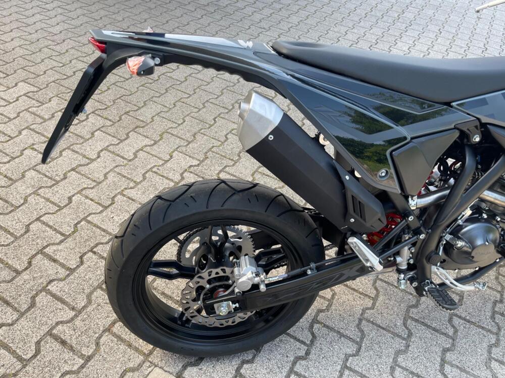 Betamotor RR 125 4T Motard T - X Special Edition (2025) (5)