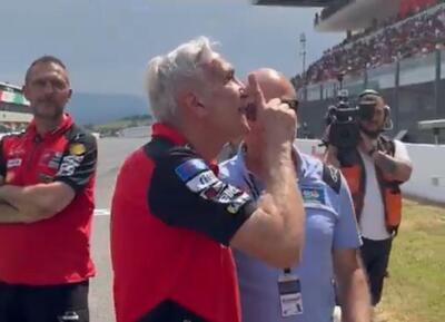 MotoGP 2025. GP d&#039;Italia al Mugello. Davide Tardozzi zittisce i fischi a Marc Marquez: &quot;&Egrave; rosso!&quot; [VIDEO]