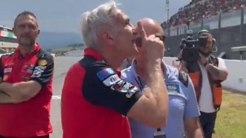 MotoGP 2025. GP d&#039;Italia al Mugello. Davide Tardozzi zittisce i fischi a Marc Marquez: &quot;&Egrave; rosso!&quot; [VIDEO]