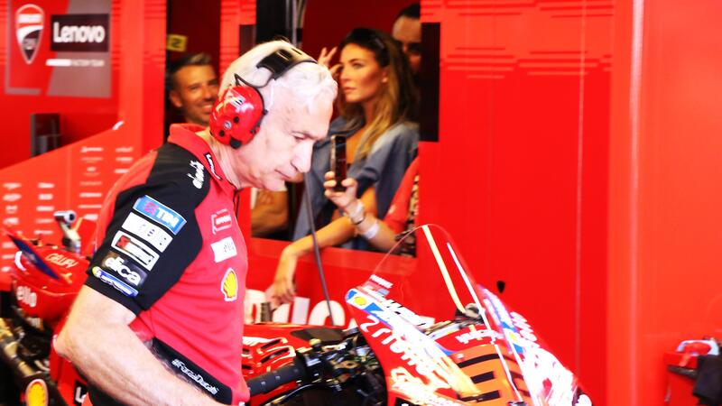 MotoGP 2025. GP d&#039;Italia al Mugello. Davide Tardozzi torna sui fischi a Marquez: &quot;Basta, sono cose legate a 10 anni fa! Vorrei che Marc e Valentino Rossi si stringessero la mano&quot; [VIDEO]