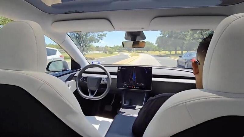Tesla Robotaxi: il debutto in Texas a 4 dollari, ma il Governatore non &egrave; d&#039;accordo