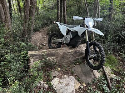 Stark Varg EX: si pu&ograve; fare davvero enduro con la moto elettrica!? [VIDEO]