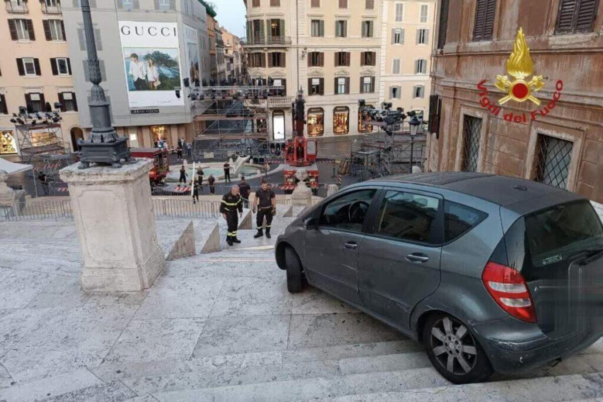 Con l'auto sulla scalinata di Piazza di Spagna: perché è così facile?