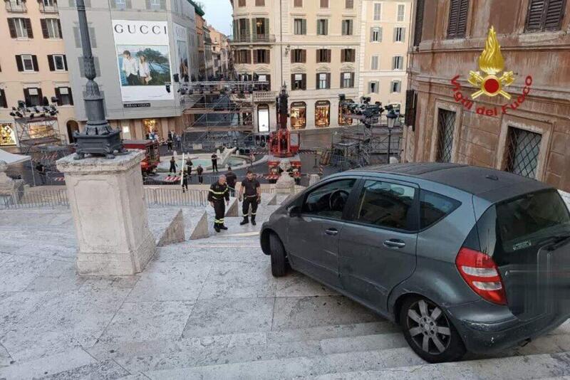 Con l&#039;auto sulla scalinata di Piazza di Spagna: perch&eacute; &egrave; cos&igrave; facile?
