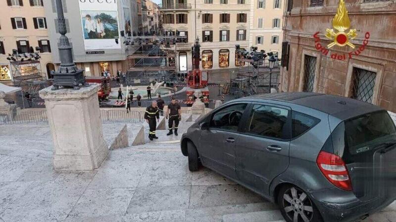 Con l&#039;auto sulla scalinata di Piazza di Spagna: perch&eacute; &egrave; cos&igrave; facile?