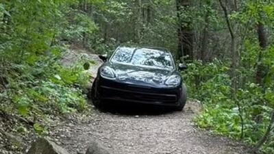 Perso nel bosco con la Porsche Panamera su un sentiero largo un metro: il video del salvataggio