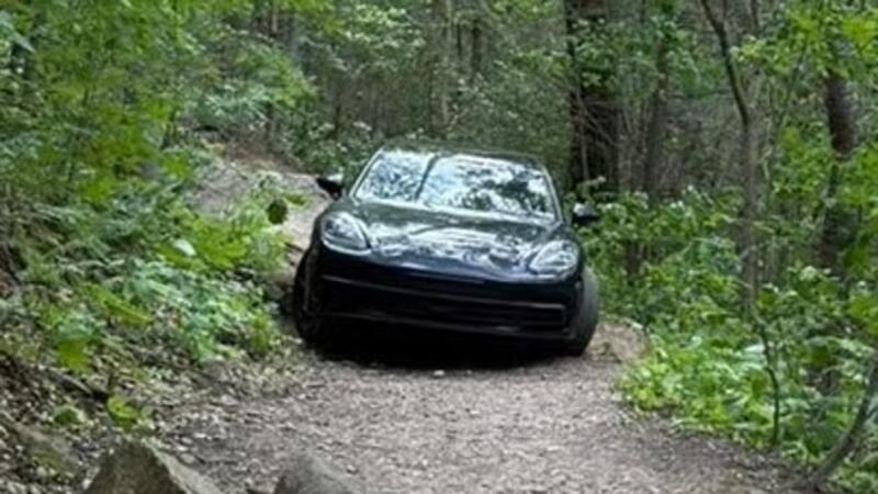 Perso nel bosco con la Porsche Panamera su un sentiero largo un metro: il video del salvataggio