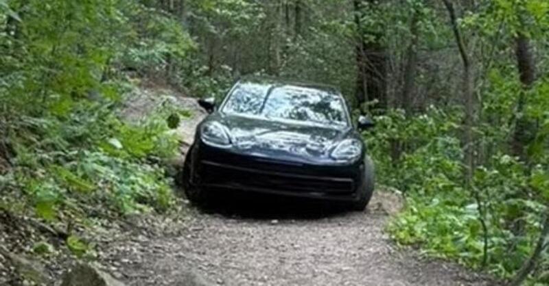 Perso nel bosco con la Porsche Panamera su un sentiero largo un metro: il video del salvataggio