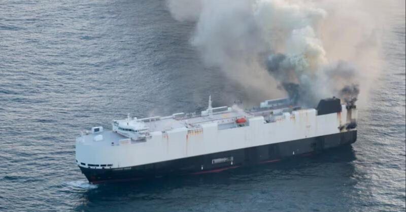 La grande nave cinese Morning Midas &egrave; affondata: bruciava da 20 giorni con 3.000 auto a bordo