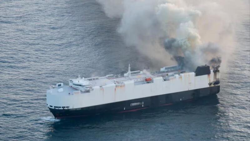 La grande nave cinese Morning Midas &egrave; affondata: bruciava da 20 giorni con 3.000 auto a bordo