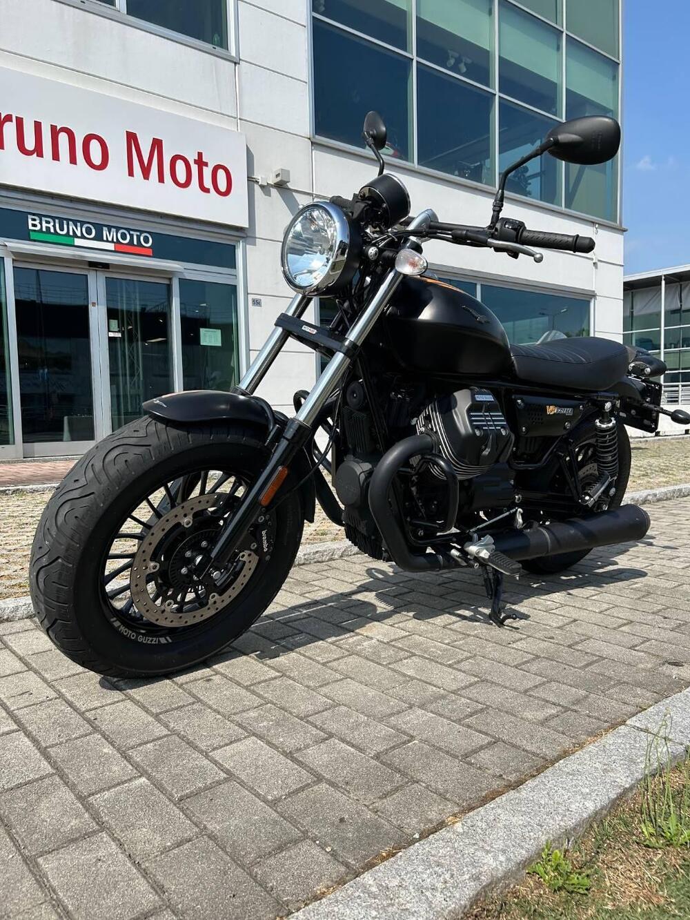 Moto Guzzi V9 Bobber (2016 - 18) (3)