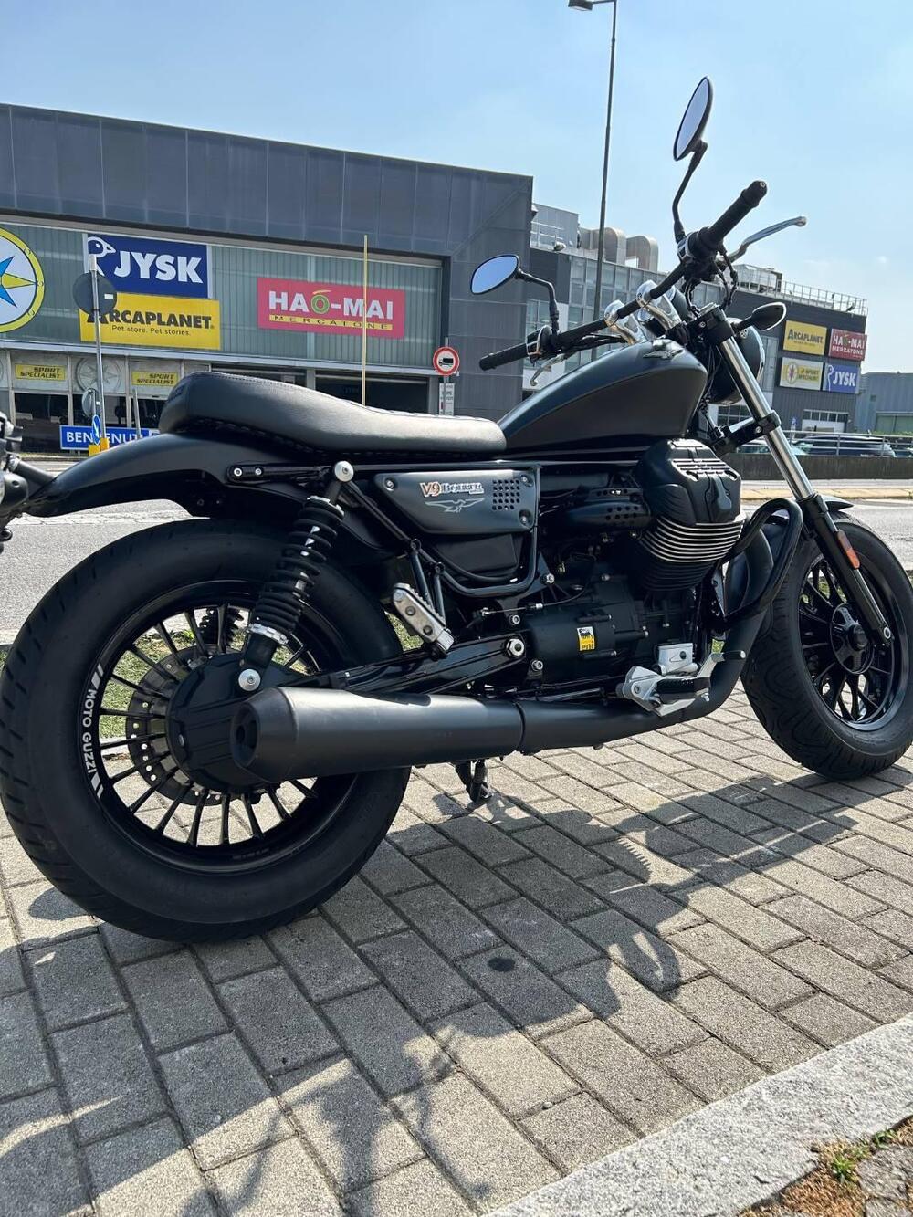 Moto Guzzi V9 Bobber (2016 - 18) (4)