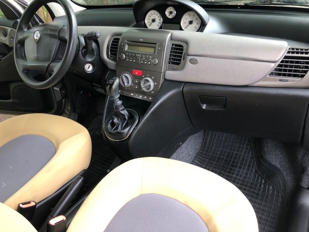 Lancia Ypsilon usata a Pavia (7)
