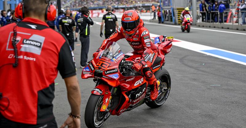 MotoGP 2025. GP dei Paesi Bassi ad Assen. Marc Marquez e un venerd&igrave; con due cadute importanti: &quot;Come ricevere una pietra in faccia, ma sono veloce&quot;