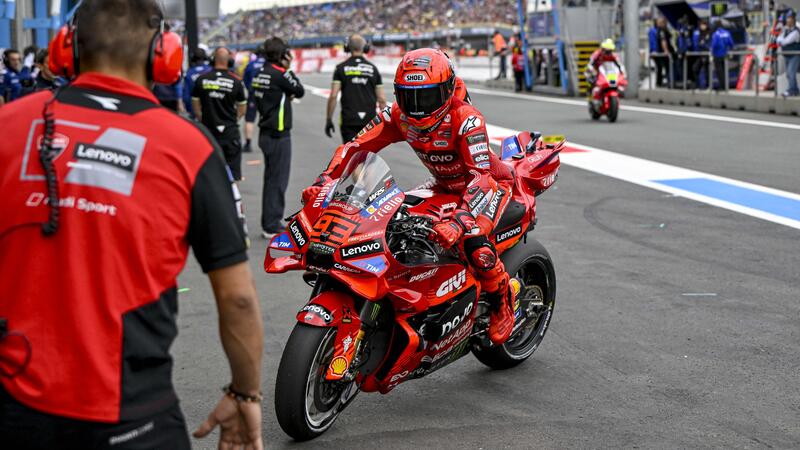 MotoGP 2025. GP dei Paesi Bassi ad Assen. Marc Marquez e un venerd&igrave; con due cadute importanti: &quot;Come ricevere una pietra in faccia, ma sono veloce&quot;