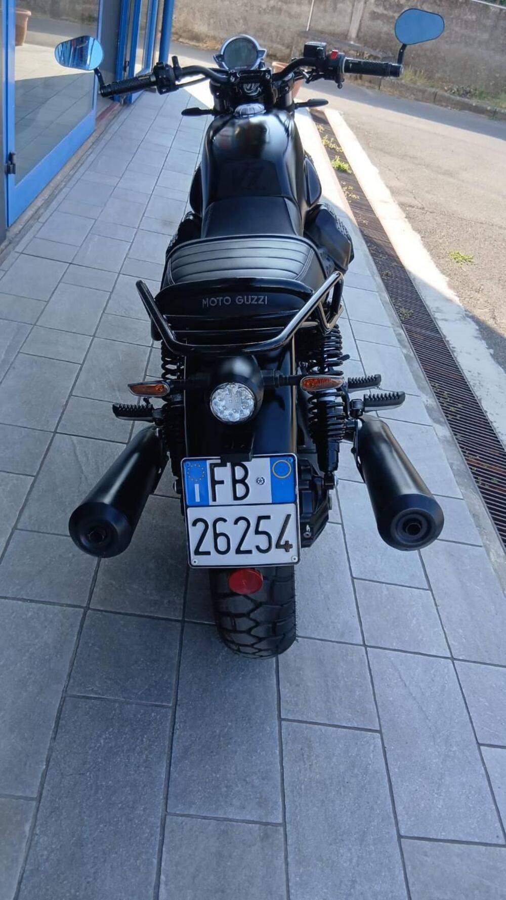 Moto Guzzi V7 Stone (2021 - 24) (3)