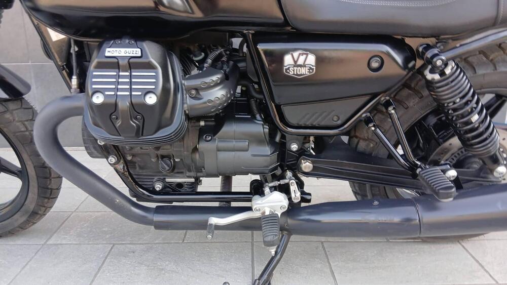 Moto Guzzi V7 Stone (2021 - 24) (7)