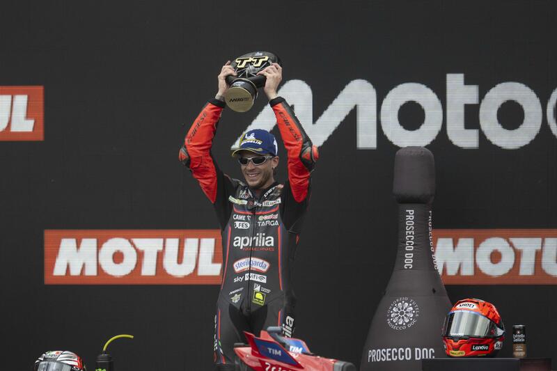 MotoGP 2025. GP dei Paesi Bassi ad Assen. Marco Bezzecchi, secondo: &quot;Ho cercato di stargli vicino, di mettergli pressione, ma Marc Marquez non ha mai sbagliato&quot;