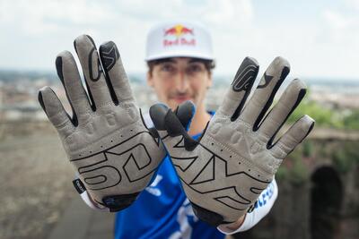 Acerbis presenta la collezione ufficiale di abbigliamento 6DAYS