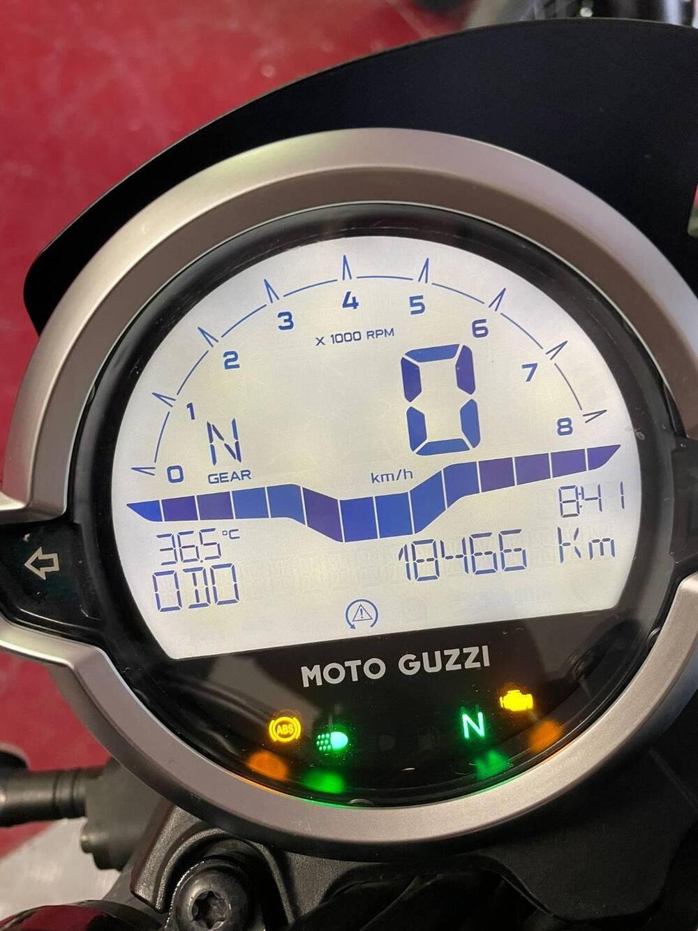 Moto Guzzi V7 Stone (2021 - 24) (3)