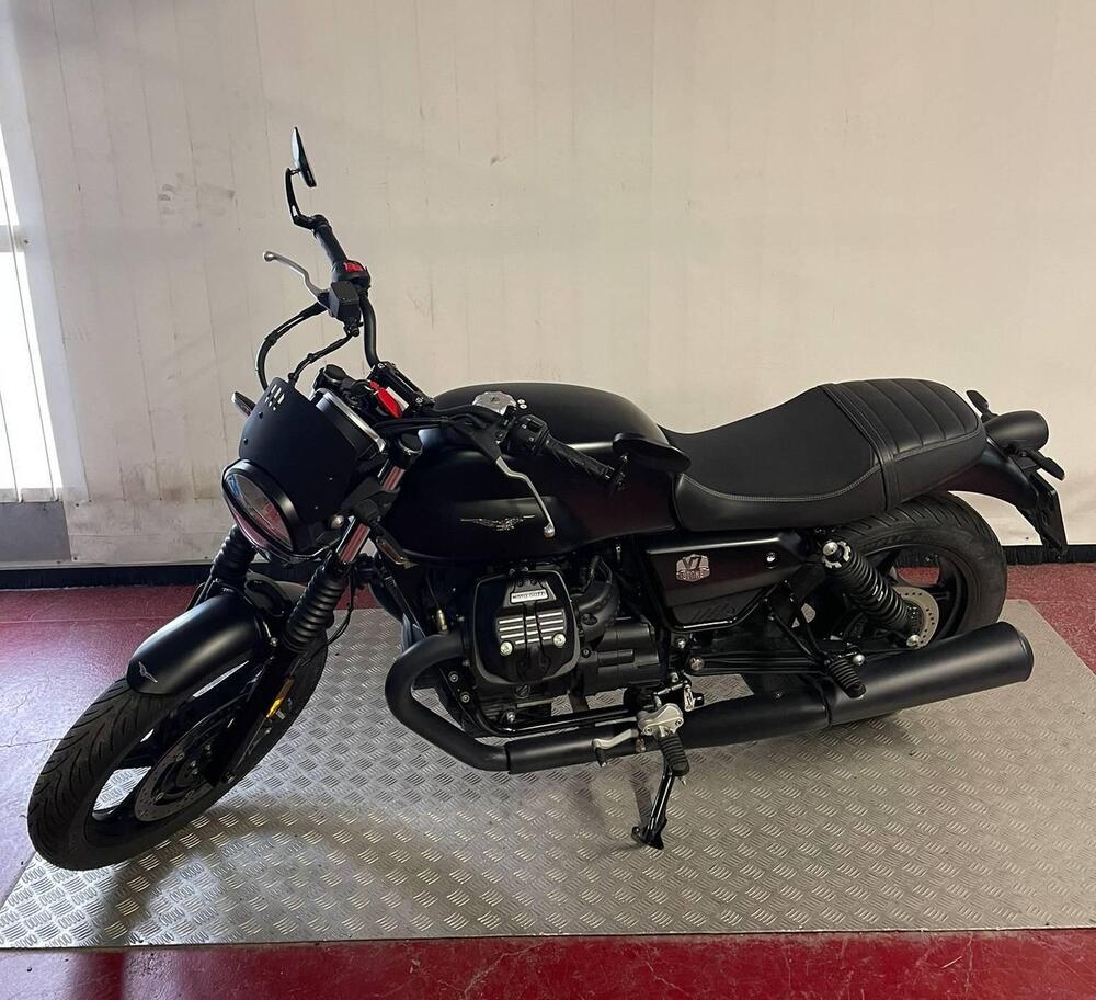 Moto Guzzi V7 Stone (2021 - 24) (2)