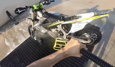 Come curare la moto da cross dopo essersi divertiti in pista. Ep. 1: il lavaggio [VIDEO] 