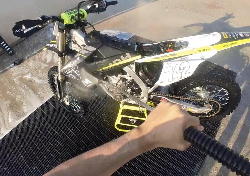 Come curare la moto da cross dopo essersi divertiti in pista. Ep. 1: il lavaggio [VIDEO] 