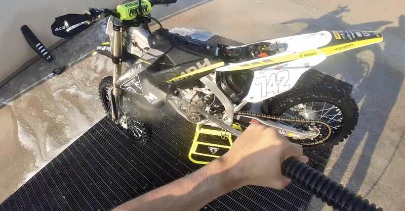 Come curare la moto da cross dopo essersi divertiti in pista. Ep. 1: il lavaggio [VIDEO] 