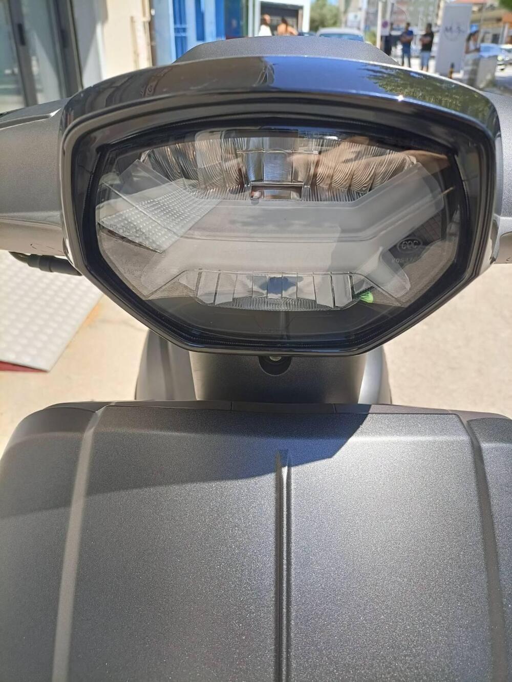 Keeway Motor Sixties 300i (2023 - 25) (12)