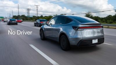 Tesla Model Y: arriva sotto casa e non c&#039;&egrave; nessuno dentro [VIDEO]