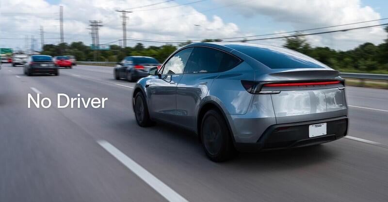 Tesla Model Y: arriva sotto casa e non c&#039;&egrave; nessuno dentro [VIDEO]