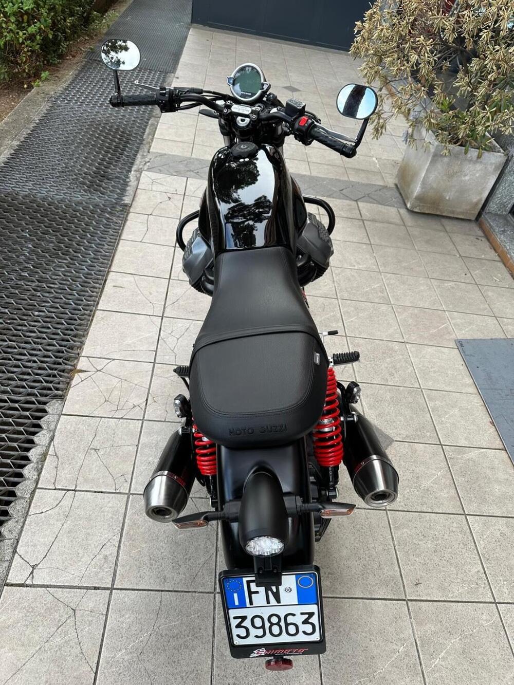 Moto Guzzi V7 Stone Special Edition (2022 - 25) (4)