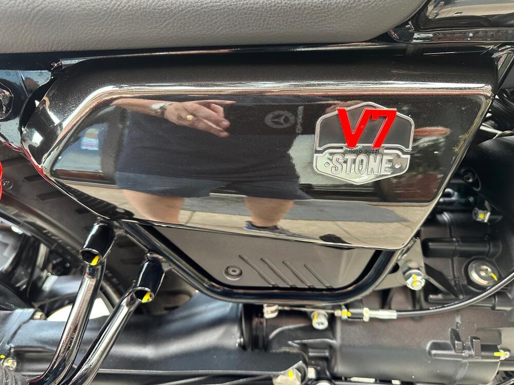 Moto Guzzi V7 Stone Special Edition (2022 - 25) (9)