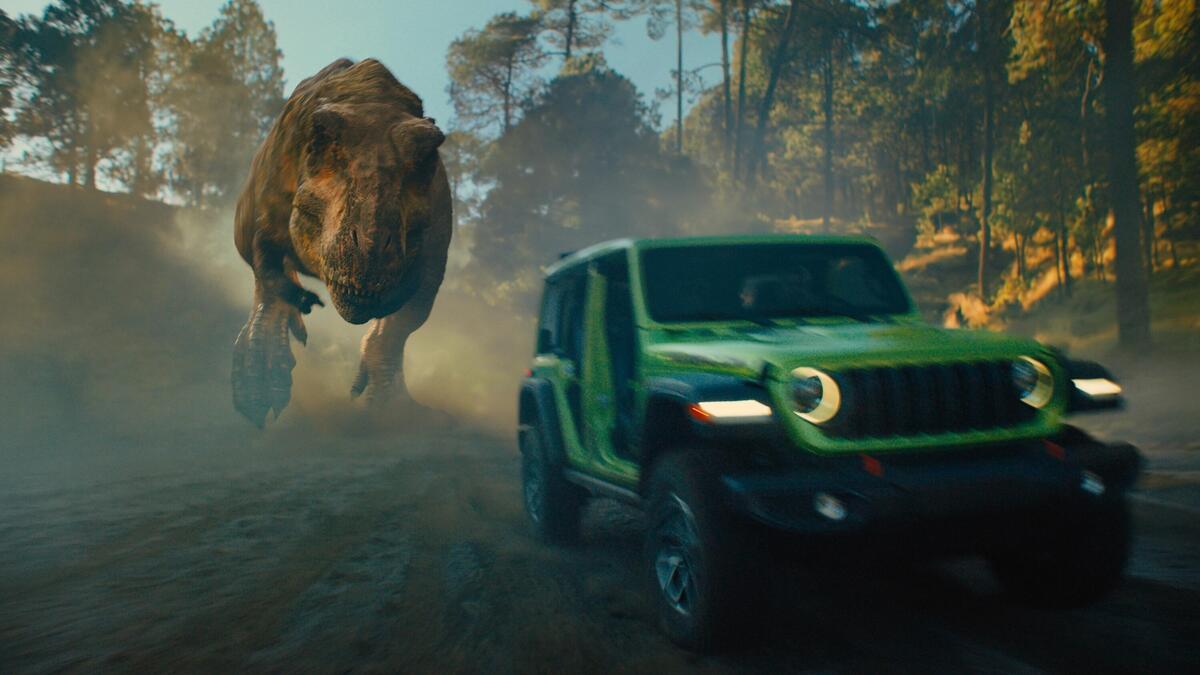 La Jeep in lotta con sette dinosauri, il trailer del film in uscita il 2 luglio