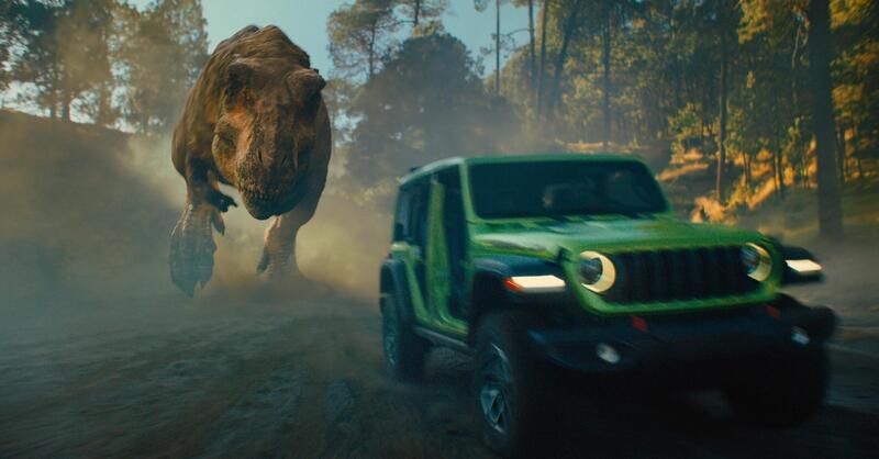 La Jeep in lotta con sette dinosauri, il trailer del film in uscita il 2 luglio