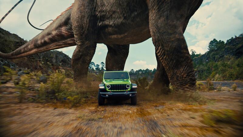 La Wrangler dietro a un dinosauro