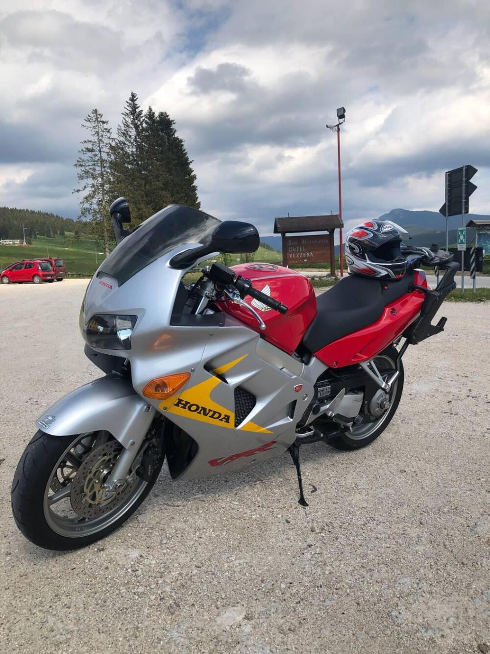 Honda VFR 800 (1998 - 01) (4)