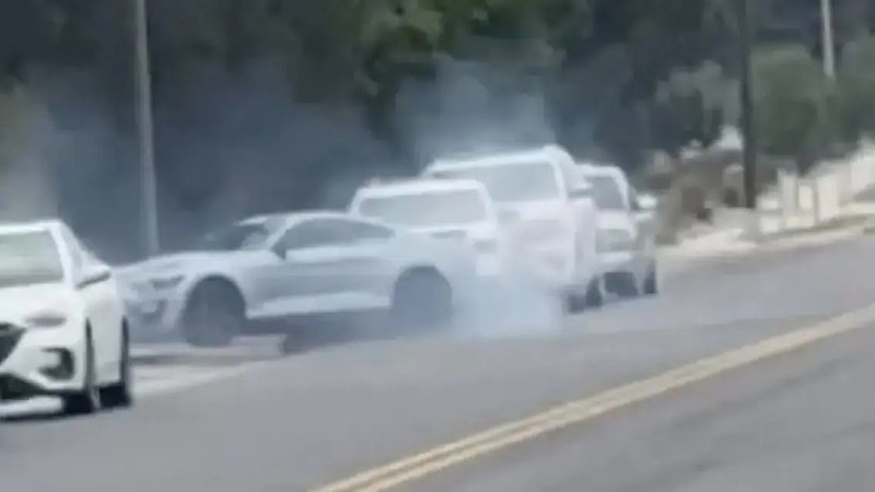 Quando vuoi fare i Blues Brothers con la Mustang ma poi ti aspetta il meccanico [VIDEO]